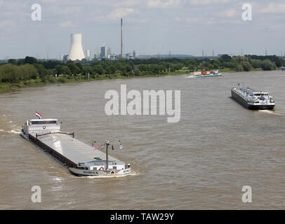 Duisburg, Deutschland. 27. Mai, 2019. Frachtschiffe Transport Ihrer Ladung auf dem Rhein, wie hier in der Nähe von Duisburg. Im Hintergrund ist der Walsum Kohlekraftwerk. Am Dienstag, den 28.05.2019 Das Bundesministerium für Verkehr wird eine Konferenz auf den Wasserstraßen im Ruhrgebiet halten. Foto: Roland Weihrauch/dpa/Alamy leben Nachrichten Stockfoto