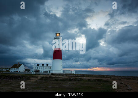 Portland, Dorset, Großbritannien. 28 Mai, 2019. Dramatische Wolken füllen Sie den Himmel als Morgendämmerung bricht an Portland Bill Leuchtturm, Dorset. Die Wolke und Sonne beginnen ein Tag der wechselhafter Witterung. Peter Lopeman/Alamy leben Nachrichten Stockfoto