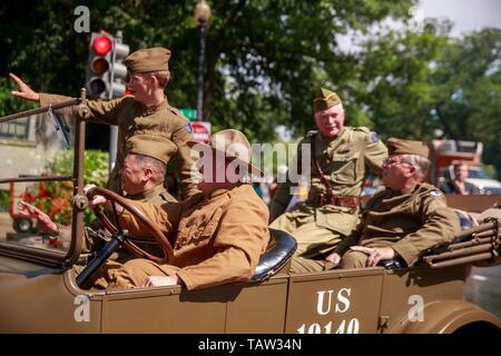 Männer, gekleidet in WWI (1) uniformen Fahrt in einem Auto aus diesem Zeitraum während des National Memorial Day Parade in Washington DC. Stockfoto