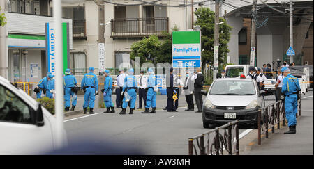 Kawasaki, Japan. 28. Mai 2019. Polizisten rund um die erstechen Standort in einem Wohngebiet in der Nähe von Noborito-Station in Kawasaki City, das westlich von Tokyo liegt, 28. Mai 2019 untersuchen. Polizisten rund um die erstechen Standort in einem Wohngebiet in der Nähe von Noborito-Station in Kawasaki City, das westlich von Tokyo liegt, 28. Mai 2019 untersuchen. Quelle: Xinhua/Alamy leben Nachrichten Stockfoto