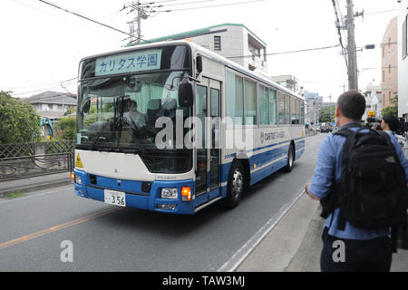 Kawasaki, Japan. 28. Mai 2019. Ein Schulbus übergibt die erstechen Standort in einem Wohngebiet in der Nähe von Noborito-Station in Kawasaki City, das westlich von Tokyo liegt, 28. Mai 2019. Eine Grundschule Mädchen und ein Mann in seinem 30s tot nach einem Stechenden Rampage in der Nähe von Japans Hauptstadt Tokio am Dienstag Morgen, die sah auch der Verdächtige sterben eines Selbst verursachte Schädigung, die örtliche Polizei sagte ausgesprochen wurden. Quelle: Xinhua/Alamy leben Nachrichten Stockfoto