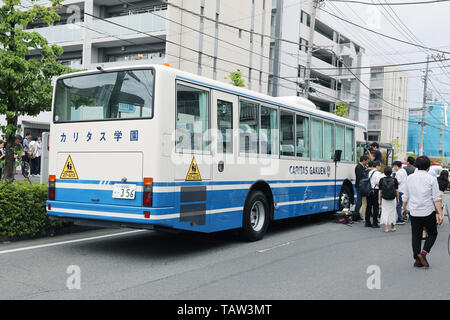 Kawasaki, Japan. 28. Mai 2019. Ein Bus hält in der Nähe des erstechen Standort in einem Wohngebiet in der Nähe von Noborito-Station in Kawasaki City, das westlich von Tokyo liegt, 28. Mai 2019. Eine Grundschule Mädchen und ein Mann in seinem 30s tot nach einem Stechenden Rampage in der Nähe von Japans Hauptstadt Tokio am Dienstag Morgen, die sah auch der Verdächtige sterben eines Selbst verursachte Schädigung, die örtliche Polizei sagte ausgesprochen wurden. Quelle: Xinhua/Alamy leben Nachrichten Stockfoto