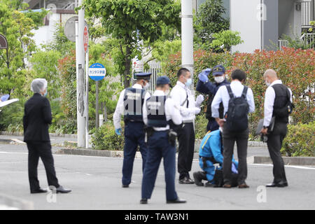 Kawasaki, Japan. 28. Mai 2019. Polizisten rund um die erstechen Standort in einem Wohngebiet in der Nähe von Noborito-Station in Kawasaki City, das westlich von Tokyo liegt, 28. Mai 2019 untersuchen. Eine Grundschule Mädchen und ein Mann in seinem 30s tot nach einem Stechenden Rampage in der Nähe von Japans Hauptstadt Tokio am Dienstag Morgen, die sah auch der Verdächtige sterben eines Selbst verursachte Schädigung, die örtliche Polizei sagte ausgesprochen wurden. Quelle: Xinhua/Alamy leben Nachrichten Stockfoto