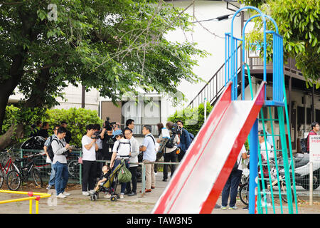 Kawasaki, Japan. 28. Mai 2019. Reporter erfassen rund um die erstechen Standort in einem Wohngebiet in der Nähe von Noborito-Station in Kawasaki City, das westlich von Tokyo liegt, 28. Mai 2019. Eine Grundschule Mädchen und ein Mann in seinem 30s tot nach einem Stechenden Rampage in der Nähe von Japans Hauptstadt Tokio am Dienstag Morgen, die sah auch der Verdächtige sterben eines Selbst verursachte Schädigung, die örtliche Polizei sagte ausgesprochen wurden. Quelle: Xinhua/Alamy leben Nachrichten Stockfoto