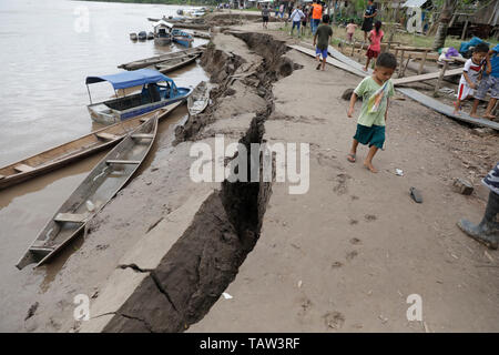 (190528) - Peking, 28. Mai 2019 (Xinhua) - ein Junge Wanderungen in der Umgebung durch ein Erdbeben im Hafen von Santa Gema, Yurimaguas von Peru betroffen, am 26. Mai 2019. Ein Erdbeben mit einer vorläufigen Höhe von 8,0 klemmt Norden Peru, sagte der U.S. Geological Survey am Sonntag. (Xinhua/Guadalupe Pardo/Pool) (ce) Stockfoto