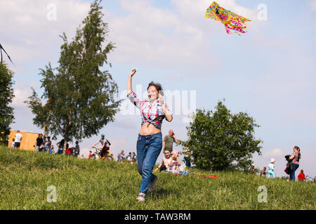 (190528) - Peking, 28. Mai 2019 (Xinhua) - eine Frau fliegt eine Kite während der Motley Sky Festival in Moskau, Russland, am 26. Mai 2019. (Xinhua/Maxim Chernavsky) Stockfoto