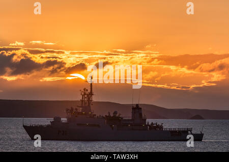 Bullens Bay, Kinsale, Cork, Irland. 28 Mai, 2019. Irish Naval Service Schiff LÉ Eithne auf Dawn Patrol, wie die Sonne über der Bucht Bullens, alten Kopf von Kinsale, Co Cork, Irland. Kredit; David Creedon/Alamy leben Nachrichten Stockfoto