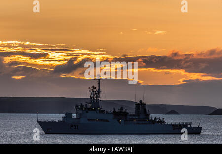 Bullens Bay, Kinsale, Cork, Irland. 28 Mai, 2019. Irish Naval Service Schiff LÉ Eithne auf Dawn Patrol vor Sonnenaufgang an Bullens Bay, alten Kopf von Kinsale, Co Cork, Irland. Kredit; David Creedon/Alamy leben Nachrichten Stockfoto