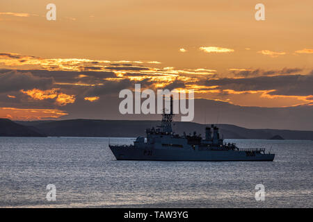 Bullens Bay, Kinsale, Cork, Irland. 28 Mai, 2019. Irish Naval Service Schiff LÉ Eithne auf Dawn Patrol vor Sonnenaufgang an Bullens Bay, alten Kopf von Kinsale, Co Cork, Irland. Kredit; David Creedon/Alamy leben Nachrichten Stockfoto