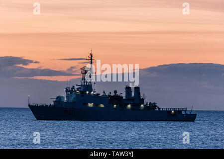 Bullens Bay, Kinsale, Cork, Irland. 28 Mai, 2019. Irish Naval Service Schiff LÉ Eithne auf Dawn Patrol vor Sonnenaufgang an Bullens Bay, alten Kopf von Kinsale, Co Cork, Irland. Kredit; David Creedon/Alamy leben Nachrichten Stockfoto