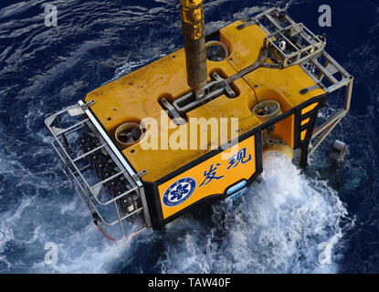 An Bord Kexue, Pazifischer Ozean. 27. Mai, 2019. China's Remote Operated Vehicle (ROV), Discovery, kehrt aus dem Meer im westlichen Pazifischen Ozean, 27. Mai 2019. Entdeckung, ein Remote Operated Vehicle (ROV) an Bord des China Forschungsschiff KEXUE (Wissenschaft), zwei seltene tiefe Wasser Nacktschnecken im westlichen Pazifischen Ozean in den letzten Tauchgang erfasst. Credit: Zhang Xudong/Xinhua/Alamy leben Nachrichten Stockfoto