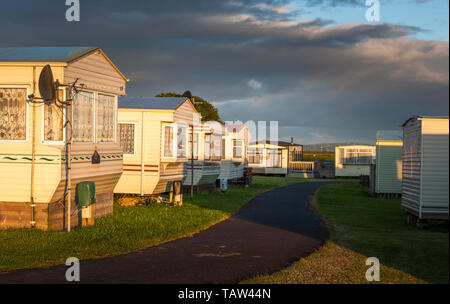 Bullens Bay, Kinsale, Cork, Irland. 28 Mai, 2019. Mobilheime am frühen Morgen Licht beleuchtet eine gute hellen Tag vielversprechend an Bullens Bay, alten Kopf von Kinsale, Co Cork, Irland.- Gutschrift David Creedon/Alamy leben Nachrichten Stockfoto