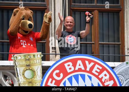 Stadionsprecher Stephan LEHMAM und Maskottchen Bernie. FC Bayern Munich-Meisterfeier auf dem Rathausbalkon/Marienplatz in München am 26.05.2019. Fußball, Saison 2018/19, DFB Pokal Finale RB Leipzig (L) - FC Bayern München (M) 0-3. | Verwendung weltweit Stockfoto