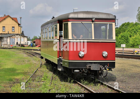 Magdeburg, Deutschland. 28 Mai, 2019. Die DEV Triebwagen 'T44' ist in Gernrode Station entfernt. Hier fährt er zum Sachsen-Anhalt-Tag am kommenden Wochenende für die Harzer Schmalspurbahnen (HSB). Das Fahrzeug, das 1950 von Talbot in Aachen gebaut, ist das Erste auf Harz Titel zu reisen und kommt von Bruchhausen-Vilsen in Niedersachsen. Hier ist es heute auf dem Messgerät verwendet-gauge Museum Eisenbahn in Asendorf. Bis 1955 Talbot gebaut nur neun Schmalspur Triebwagen. Credit: Peter Gercke/dpa-Zentralbild/ZB/dpa/Alamy leben Nachrichten Stockfoto