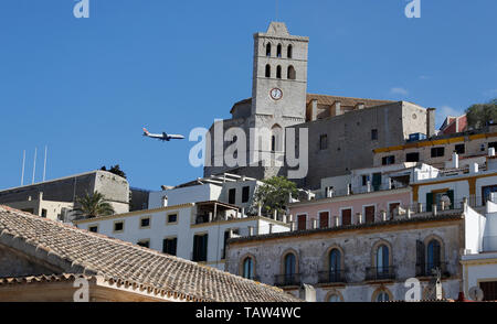 26. Mai 2019, Spanien, Ibiza-Stadt: Ein britisches Flugzeug Airways fliegt über die Innenstadt. Souvenir Shop in der Innenstadt. Fast 120.000 Besucher kamen auf die Insel im ersten Quartal dieses Jahres. Foto: Clara Margais/dpa Stockfoto