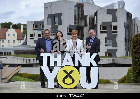 Edinburgh, Großbritannien. 28 Mai, 2019. Bild: (links-rechts) Christian Allard; Aileen McLEod; Nicola Sturgeon; Alyn Smith. SNP-Chef Nicola Sturgeon begrüßt die drei neu gewählten Abgeordneten SNP-Alyn Smith, Christian Allard und Aileen McLeod - nach Überzeugendem Sieg der Partei bei den Wahlen zum Europäischen Parlament. Ms Stör sagte: "Schottland sagte nein zu Brexit im Jahr 2016. Dieses emphatische Ergebnis macht deutlich, das meinten wir. "Diese drei first class SNP MDEP unermüdlich Schottland in Europa zu halten, stop Brexit und Schottland's Stimme Gehör zu verschaffen. Credit: Colin Fisher/Alamy leben Nachrichten Stockfoto