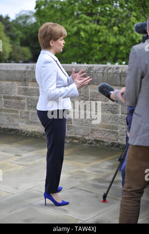 Edinburgh, Großbritannien. 28 Mai, 2019. SNP-Chef Nicola Sturgeon begrüßt die drei neu gewählten Abgeordneten SNP-Alyn Smith, Christian Allard und Aileen McLeod - nach Überzeugendem Sieg der Partei bei den Wahlen zum Europäischen Parlament. Ms Stör sagte: "Schottland sagte nein zu Brexit im Jahr 2016. Dieses emphatische Ergebnis macht deutlich, das meinten wir. "Diese drei first class SNP MDEP unermüdlich Schottland in Europa zu halten, stop Brexit und Schottland's Stimme Gehör zu verschaffen. Credit: Colin Fisher/Alamy leben Nachrichten Stockfoto