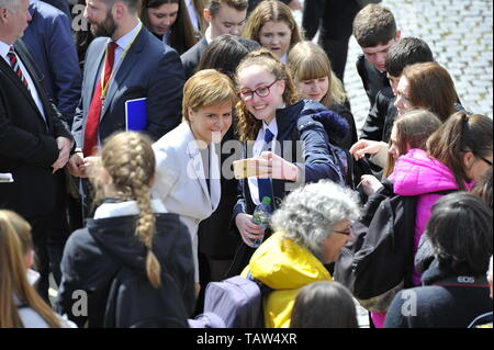 Edinburgh, Großbritannien. 28 Mai, 2019. SNP-Chef Nicola Sturgeon begrüßt die drei neu gewählten Abgeordneten SNP-Alyn Smith, Christian Allard und Aileen McLeod - nach Überzeugendem Sieg der Partei bei den Wahlen zum Europäischen Parlament. Ms Stör sagte: "Schottland sagte nein zu Brexit im Jahr 2016. Dieses emphatische Ergebnis macht deutlich, das meinten wir. "Diese drei first class SNP MDEP unermüdlich Schottland in Europa zu halten, stop Brexit und Schottland's Stimme Gehör zu verschaffen. Credit: Colin Fisher/Alamy leben Nachrichten Stockfoto