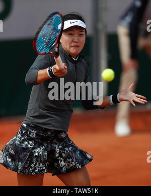 Paris, Frankreich. 28 Mai, 2019. Zhu Lin von China liefert die Kugel während der ersten Runde Frauen singles Match mit Irina-Camelia Begu von Rumänien bei French Open Tennis Turnier 2019 in Roland Garros in Paris am 28. Mai 2019. Credit: Han Yan/Xinhua/Alamy leben Nachrichten Stockfoto