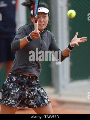 Paris, Frankreich. 28 Mai, 2019. Zhu Lin von China liefert die Kugel während der ersten Runde Frauen singles Match mit Irina-Camelia Begu von Rumänien bei French Open Tennis Turnier 2019 in Roland Garros in Paris am 28. Mai 2019. Credit: Han Yan/Xinhua/Alamy leben Nachrichten Stockfoto