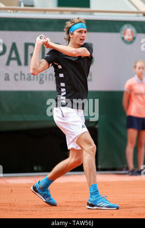 Paris, Frankreich. 28 Mai, 2019. Alexander Zverev von Deutschland während der Männer singles Match der ersten Runde der French Open Tennis Turnier gegen John millman von Australien am Roland Garros in Paris am 28. Mai 2019. Quelle: LBA/Alamy leben Nachrichten Stockfoto