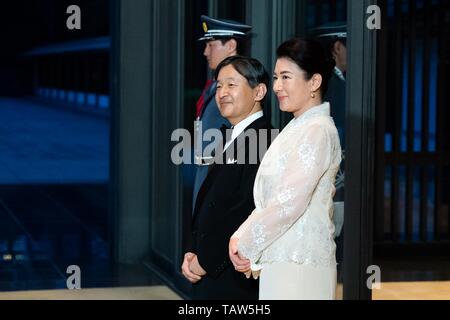 Japanische Kaiser Naruhito und seine Frau Kaiserin Masako warten auf die Ankunft von US-Präsident Donald Trump und First Lady Melania Trump für den Staat und Veranstaltungsräume im Imperial Palace Mai 27, 2019 in Tokio, Japan. Stockfoto