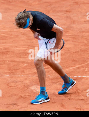 Paris, Frankreich. 28 Mai, 2019. Tennis: Grand Slam/ATP-Tour, French Open, singles, Männer, Runde 1, Millman (Australien) - zverev (Deutschland). Alexander Zverev aus Deutschland versucht, durch seinen Hieb zu brechen. Credit: Frank Molter/dpa/Alamy leben Nachrichten Stockfoto