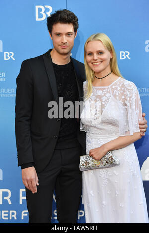 München, Deutschland. 24. Mai, 2019. Jenny Loeffler mit Unternehmen. Roter Teppich, Roter Teppich, der Bayerische Fernsehpreis 2019 am 24.05.2019. | Verwendung der weltweiten Kredit: dpa/Alamy leben Nachrichten Stockfoto