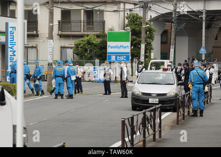 Kawasaki, Japan. 28 Mai, 2019. Polizisten auf dem Gelände eines erstechen Rampage in Kawasaki der Präfektur Kanagawa, westlich von Tokio, Japan, 28. Mai 2019 untersuchen. Eine Grundschule Mädchen und ein Mann in seinem 30s tot nach einem Stechenden Rampage in der Nähe von Japans Hauptstadt Tokio am Dienstag Morgen, die sah auch der Verdächtige sterben eines Selbst verursachte Schädigung, die örtliche Polizei sagte ausgesprochen wurden. 15 andere Schule Mädchen waren in der Masse Messer angriff, das geglaubt wird, von einem Mann in seinem 40 s oder 50 s, die in Gewahrsam genommen wurde, aber später starb durchgeführt wurden verletzt. Quelle: Xinhua/Alam Stockfoto