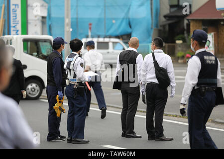 Kawasaki, Japan. 28 Mai, 2019. Polizisten auf dem Gelände eines erstechen Rampage in Kawasaki der Präfektur Kanagawa, westlich von Tokio, Japan, 28. Mai 2019 untersuchen. Eine Grundschule Mädchen und ein Mann in seinem 30s tot nach einem Stechenden Rampage in der Nähe von Japans Hauptstadt Tokio am Dienstag Morgen, die sah auch der Verdächtige sterben eines Selbst verursachte Schädigung, die örtliche Polizei sagte ausgesprochen wurden. 15 andere Schule Mädchen waren in der Masse Messer angriff, das geglaubt wird, von einem Mann in seinem 40 s oder 50 s, die in Gewahrsam genommen wurde, aber später starb durchgeführt wurden verletzt. Quelle: Xinhua/Alam Stockfoto