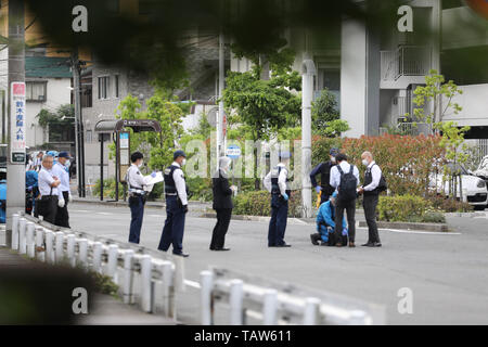 Kawasaki, Japan. 28 Mai, 2019. Polizisten auf dem Gelände eines erstechen Rampage in Kawasaki der Präfektur Kanagawa, westlich von Tokio, Japan, 28. Mai 2019 untersuchen. Eine Grundschule Mädchen und ein Mann in seinem 30s tot nach einem Stechenden Rampage in der Nähe von Japans Hauptstadt Tokio am Dienstag Morgen, die sah auch der Verdächtige sterben eines Selbst verursachte Schädigung, die örtliche Polizei sagte ausgesprochen wurden. 15 andere Schule Mädchen waren in der Masse Messer angriff, das geglaubt wird, von einem Mann in seinem 40 s oder 50 s, die in Gewahrsam genommen wurde, aber später starb durchgeführt wurden verletzt. Quelle: Xinhua/Alam Stockfoto