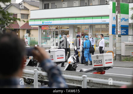 Kawasaki, Japan. 28 Mai, 2019. Polizisten auf dem Gelände eines erstechen Rampage in Kawasaki der Präfektur Kanagawa, westlich von Tokio, Japan, 28. Mai 2019 untersuchen. Eine Grundschule Mädchen und ein Mann in seinem 30s tot nach einem Stechenden Rampage in der Nähe von Japans Hauptstadt Tokio am Dienstag Morgen, die sah auch der Verdächtige sterben eines Selbst verursachte Schädigung, die örtliche Polizei sagte ausgesprochen wurden. 15 andere Schule Mädchen waren in der Masse Messer angriff, das geglaubt wird, von einem Mann in seinem 40 s oder 50 s, die in Gewahrsam genommen wurde, aber später starb durchgeführt wurden verletzt. Quelle: Xinhua/Alam Stockfoto