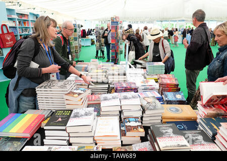 Hay Festival, Heu auf Wye, Powys, Wales, Großbritannien - Dienstag, den 28. Mai 2019 - Besucher die vielen tausend neue Bücher durchsuchen auf Verkauf in das Festival Buchhandlung zwischen Ereignissen und Lautsprecher an der Hay Festival. Foto Steven Mai/Alamy leben Nachrichten Stockfoto