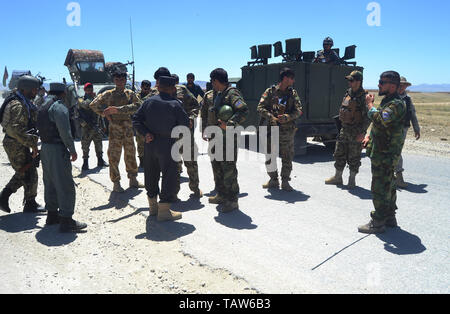 (190528) - GHAZNI, 28. Mai 2019 (Xinhua) - die afghanischen Sicherheitskräfte Mitglieder an eine militärische Operation in der Provinz Ghazni, östlichen Afghanistan, 27. Mai 2019. Mehr als 70 Personen, darunter Taliban-kämpfer und Sicherheitspersonal in Afghanistan in den letzten 24 Stunden getötet worden, während einige afghanische Politiker und ein Taliban Delegation in Moskau traf den 100. Jahrestag der Afghanistan-Russia diplomatische Beziehungen zu markieren, am Dienstag. (Xinhua / Rohullah) Stockfoto