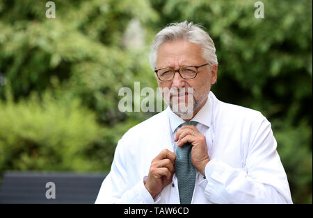 Magdeburg, Deutschland. 28 Mai, 2019. Professor Dr. Hans-Jochen Heinze, Ärztlicher Direktor des Universitätsklinikums Magdeburg, am 28.05.2019 in Magdeburg. Credit: Ronny Hartmann/dpa-Zentralbild/dpa/Alamy leben Nachrichten Stockfoto