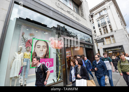 London, Großbritannien. 28. Mai 2019. Käufer von außerhalb der Flaggschiff Miss Selfridge Store auf der Oxford Circus. Sir Philip Green Arcadia Group ist der laden im Juli 2019 zu schließen und verschieben Sie ein Zugeständnis in der nahe gelegenen Topshop. Arcadia Group, zu der auch Topshop, Wallis, Dorothy Perkins, Evans und Burton, wird sich bemühen, die Zustimmung von den Gläubigern für ein Unternehmen freiwillige Anordnung (CVA), die Schließungen und Kürzungen. Credit: Stephen Chung/Alamy leben Nachrichten Stockfoto