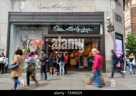 London, Großbritannien. 28. Mai 2019. Käufer von außerhalb der Flaggschiff Miss Selfridge Store auf der Oxford Circus. Sir Philip Green Arcadia Group ist der laden im Juli 2019 zu schließen und verschieben Sie ein Zugeständnis in der nahe gelegenen Topshop. Arcadia Group, zu der auch Topshop, Wallis, Dorothy Perkins, Evans und Burton, wird sich bemühen, die Zustimmung von den Gläubigern für ein Unternehmen freiwillige Anordnung (CVA), die Schließungen und Kürzungen. Credit: Stephen Chung/Alamy leben Nachrichten Stockfoto