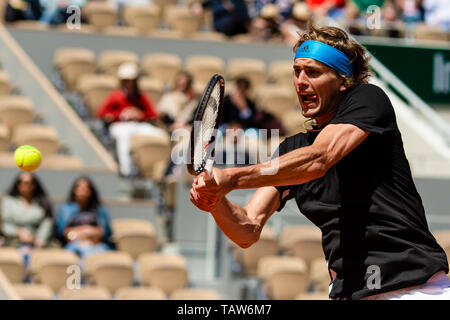 Paris, Frankreich. 28 Mai, 2019. Alexander Zverev aus Deutschland in Aktion während seiner Runde 1 Spiel bei den French Open 2019 Grand Slam Tennis Turnier in Roland Garros, Paris, Frankreich. Frank Molter/Alamy leben Nachrichten Stockfoto