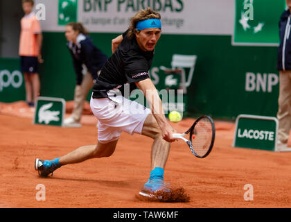 Paris, Frankreich. 28 Mai, 2019. Alexander Zverev aus Deutschland in Aktion während seiner Runde 1 Spiel bei den French Open 2019 Grand Slam Tennis Turnier in Roland Garros, Paris, Frankreich. Frank Molter/Alamy leben Nachrichten Stockfoto