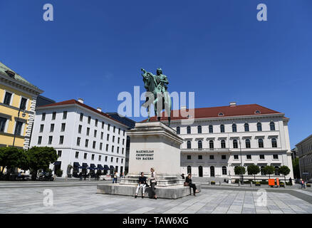 München. 24. Mai, 2019. Foto am 24. Mai 2019 zeigt die Wittelsbacherplatz in München, Deutschland, übernommen. In den nördlichen Ausläufern der Alpen im Süden Deutschlands, München ist die Hauptstadt des Freistaates Bayern. Es zählt in Deutschland zu den großen wirtschaftlichen, kulturellen, wissenschaftlichen, technologischen und Zentren und einer der wohlhabendsten Städte Europas. Credit: Lu Yang/Xinhua/Alamy leben Nachrichten Stockfoto