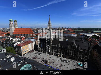 München. 24. Mai, 2019. Foto am 24. Mai 2019 zeigt den Marienplatz München, Deutschland, übernommen. In den nördlichen Ausläufern der Alpen im Süden Deutschlands, München ist die Hauptstadt des Freistaates Bayern. Es zählt in Deutschland zu den großen wirtschaftlichen, kulturellen, wissenschaftlichen, technologischen und Zentren und einer der wohlhabendsten Städte Europas. Credit: Lu Yang/Xinhua/Alamy leben Nachrichten Stockfoto