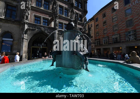 München. 24. Mai, 2019. Foto am 24. Mai 2019 zeigt Fische Springbrunnen auf dem Marienplatz, München, Deutschland, übernommen. In den nördlichen Ausläufern der Alpen im Süden Deutschlands, München ist die Hauptstadt des Freistaates Bayern. Es zählt in Deutschland zu den großen wirtschaftlichen, kulturellen, wissenschaftlichen, technologischen und Zentren und einer der wohlhabendsten Städte Europas. Credit: Lu Yang/Xinhua/Alamy leben Nachrichten Stockfoto