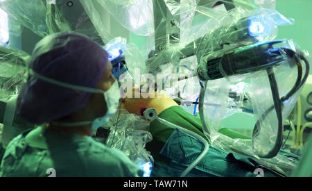 Magdeburg, Deutschland. 28 Mai, 2019. Vivien Schwergutumschlag, Assistenzarzt für Chirurgie an der Universitätsklinik Magdeburg, sitzt während des Betriebs über die bauchspeicheldrüse eines weiblichen Patienten am roboter-assistierte Operation System 'DaVinci Si'. Credit: Ronny Hartmann/dpa-Zentralbild/ZB/dpa/Alamy leben Nachrichten Stockfoto