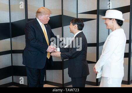 Us-Präsident Donald Trump, Links, trifft sich mit japanischen Kaisers Naruhito und Kaiserin Masako bei einem abschiedsbesuch im Palace Hotel Tokyo am 28 Mai, 2019 in Tokio, Japan. Stockfoto