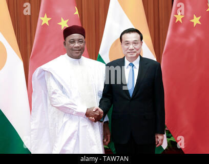 Peking, China. 28 Mai, 2019. Chinesische Ministerpräsident Li Keqiang (R) trifft sich mit Nigrischen Präsidenten Mahamadou Issoufou in Peking, der Hauptstadt von China, 28. Mai 2019. Credit: Pang Xinglei/Xinhua/Alamy leben Nachrichten Stockfoto