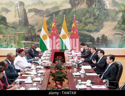 Peking, China. 28 Mai, 2019. Chinesische Ministerpräsident Li Keqiang trifft sich mit Nigrischen Präsidenten Mahamadou Issoufou in Peking, der Hauptstadt von China, 28. Mai 2019. Credit: Pang Xinglei/Xinhua/Alamy leben Nachrichten Stockfoto