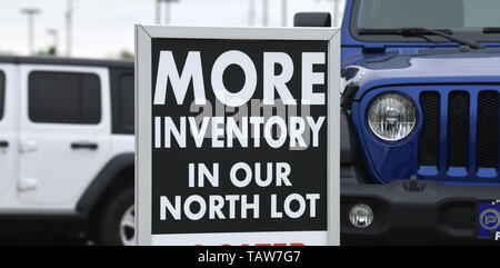 Mount Pleasant, Wisconsin, USA. 28 Mai, 2019. Fiat Chrysler (FCA) - Hersteller von Dodge, Chrysler, Jeep, und RAM LKW-Marken, unter anderem schlägt vor, eine Fusion mit der französischen Autohersteller Renault. Neue Jeeps und andere FCA Fahrzeuge sind außerhalb der Palmen Chrysler Jeep Dodge Ram von Racine Dealership in der Ortschaft Mount Pleasant, Racine, Wisconsin, Dienstag, 28 Mai, 2019 geparkt. Credit: Mark Hertzberg/ZUMA Draht/Alamy leben Nachrichten Stockfoto