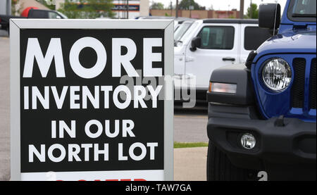 Mount Pleasant, Wisconsin, USA. 28 Mai, 2019. Fiat Chrysler (FCA) - Hersteller von Dodge, Chrysler, Jeep, und RAM LKW-Marken, unter anderem schlägt vor, eine Fusion mit der französischen Autohersteller Renault. Neue Jeeps und andere FCA Fahrzeuge sind außerhalb der Palmen Chrysler Jeep Dodge Ram von Racine Dealership in der Ortschaft Mount Pleasant, Racine, Wisconsin, Dienstag, 28 Mai, 2019 geparkt. Credit: Mark Hertzberg/ZUMA Draht/Alamy leben Nachrichten Stockfoto