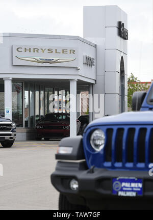 Mount Pleasant, Wisconsin, USA. 28 Mai, 2019. Fiat Chrysler (FCA) - Hersteller von Dodge, Chrysler, Jeep, und RAM LKW-Marken, unter anderem schlägt vor, eine Fusion mit der französischen Autohersteller Renault. Neue Jeeps und andere FCA Fahrzeuge sind außerhalb der Palmen Chrysler Jeep Dodge Ram von Racine Dealership in der Ortschaft Mount Pleasant, Racine, Wisconsin, Dienstag, 28 Mai, 2019 geparkt. Credit: Mark Hertzberg/ZUMA Draht/Alamy leben Nachrichten Stockfoto