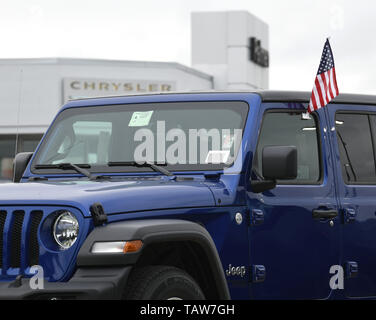 Mount Pleasant, Wisconsin, USA. 28 Mai, 2019. Fiat Chrysler (FCA) - Hersteller von Dodge, Chrysler, Jeep, und RAM LKW-Marken, unter anderem schlägt vor, eine Fusion mit der französischen Autohersteller Renault. Neue Jeeps und andere FCA Fahrzeuge sind außerhalb der Palmen Chrysler Jeep Dodge Ram von Racine Dealership in der Ortschaft Mount Pleasant, Racine, Wisconsin, Dienstag, 28 Mai, 2019 geparkt. Credit: Mark Hertzberg/ZUMA Draht/Alamy leben Nachrichten Stockfoto